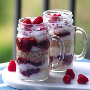 Mason jar fruit and yogurt breakfast parfeit